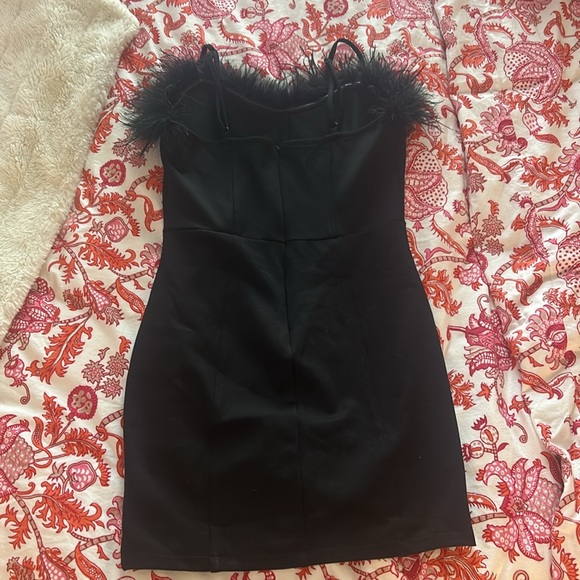 Black dress with feathers at the top - Picture 3 of 3